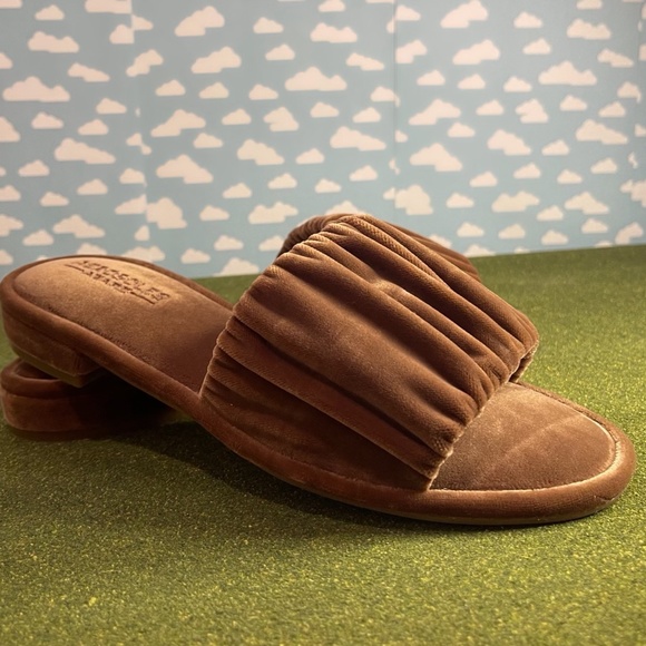 New Without Tags * Aerosoles * Velvet Jamaica slide * Size 10M * Taupe Velvet - Picture 1 of 4